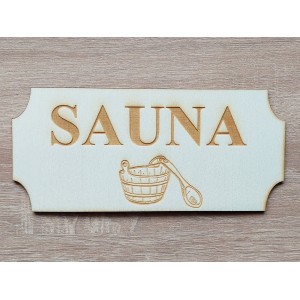 Auf dem Tisch ist die Aufschrift Sauna 20 cm gelasert