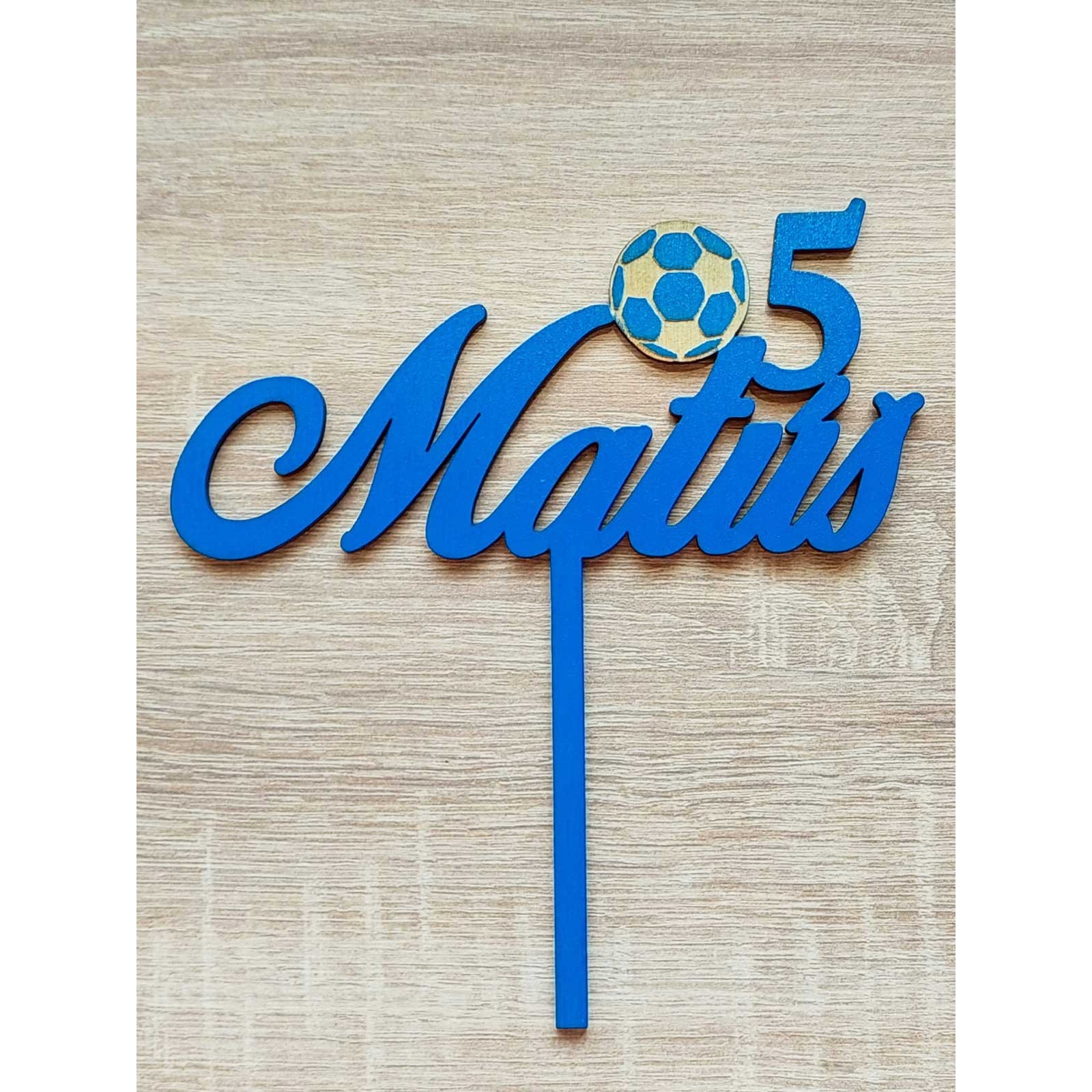 Maßgeschneiderter Holzstanzer mit dem Namen Matúš, Breite 15 cm, bemalter Fußball – Königsblau