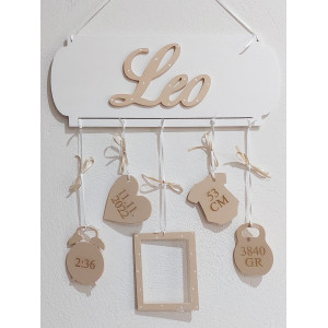 Holzname auf einer Plakette mit 5 Accessoires Leo